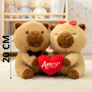 Kit Pelúcia Casal Capivara com Coração e Frase 20Cm Presente Namorados